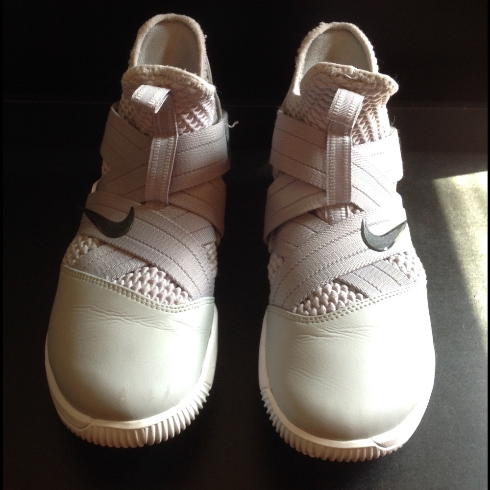 Men's Size 8 Nike sneakers